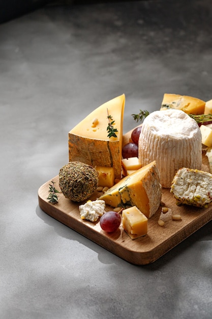 Köstliche Käseplatte Mix mit Shropshire Langre Asiago Gorgonzola Shanklish-Käse Dunkler Hintergrund