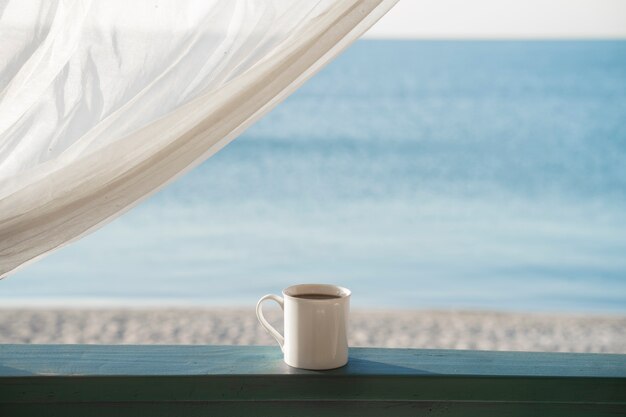 Köstliche Kaffeetasse am Meer