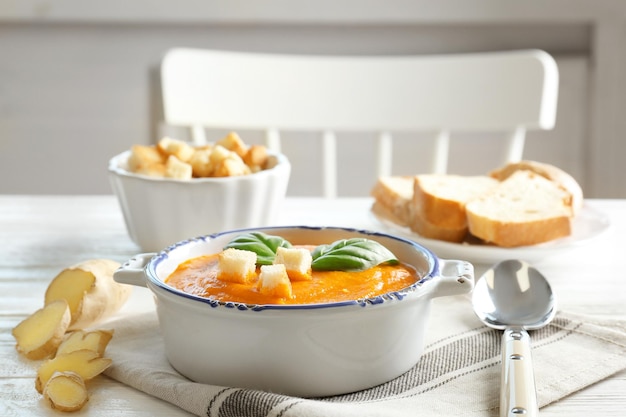 Foto köstliche karottensuppe auf holztisch