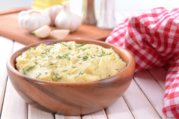 Köstliche Kartoffelpüree mit Gemüse in der Schüssel auf dem Tisch in der Nähe