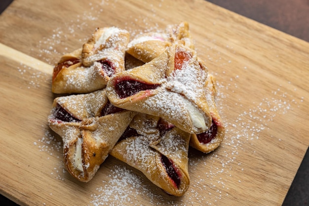 Köstliche Kekse auf einem Holzbrett aus nächster Nähe