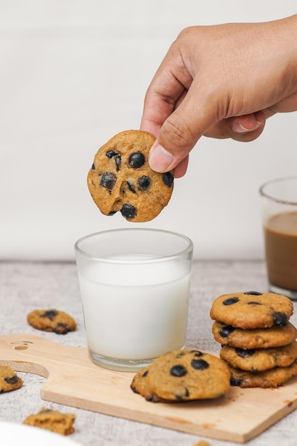 Köstliche Kekse Choco Chips in Milch eintauchen