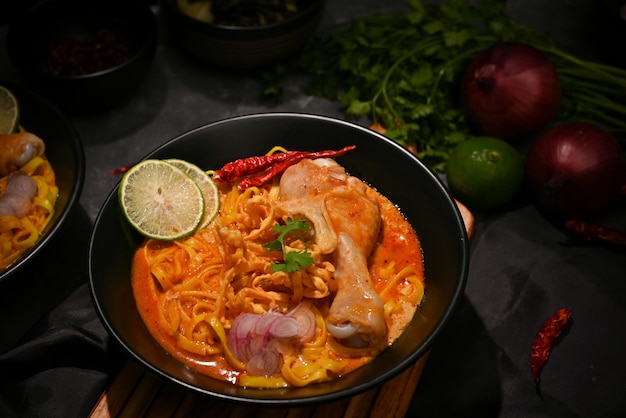 Köstliche Khao Soi Kai oder Thai-Curry-Nudeln mit Hühnerkeulengemüse