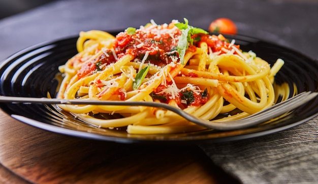 Köstliche klassische italienische Spaghetti mit Tomatensauce