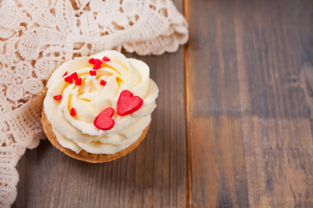 Köstliche kleine Kuchen für Valentine Day auf hölzernem Hintergrund