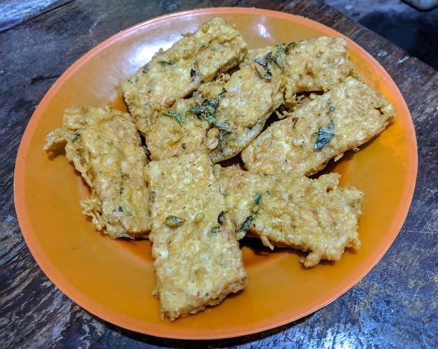 Foto köstliche knusprige gebratene tempeh