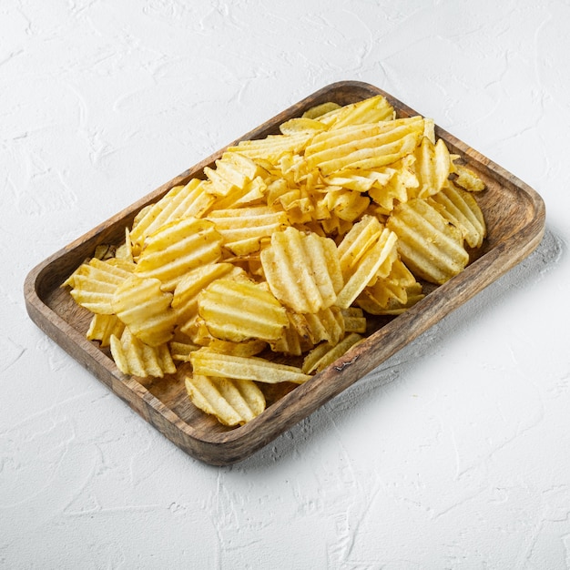 Köstliche knusprige Kartoffelchips auf weißer Steinoberfläche