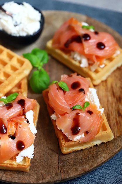 Köstliche Lachssandwiches mit Weißkäse auf Waffeln