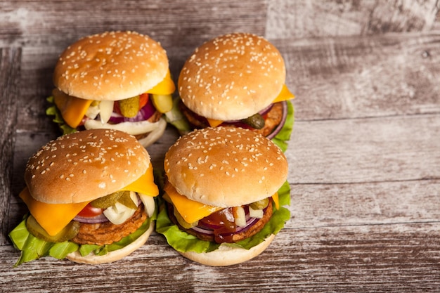 Köstliche leckere Hamburger auf Holzhintergrund. Schnelles und leckeres Essen