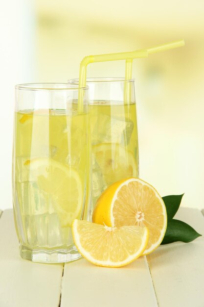 Köstliche Limonade auf dem Tisch auf hellem Hintergrund