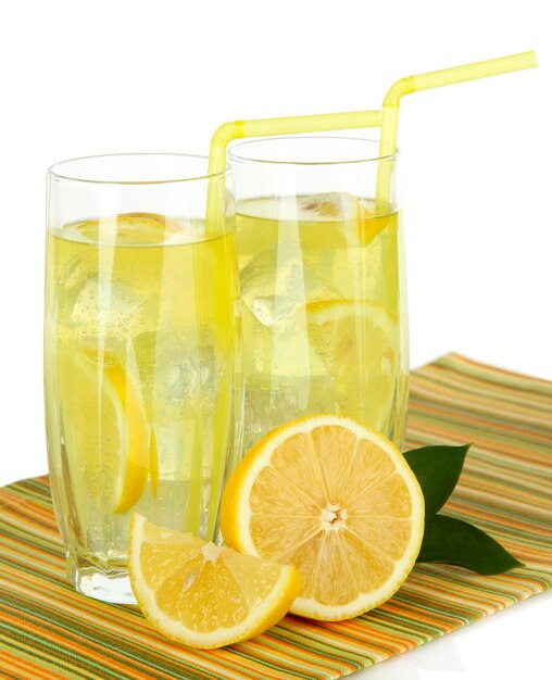 Köstliche Limonade auf dem Tisch auf weißem Hintergrund