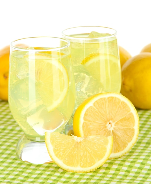 Köstliche Limonade auf dem Tisch auf weißem Hintergrund