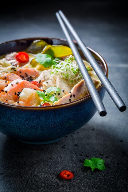 Köstliche malaysische Suppe mit Huhn und Garnelen