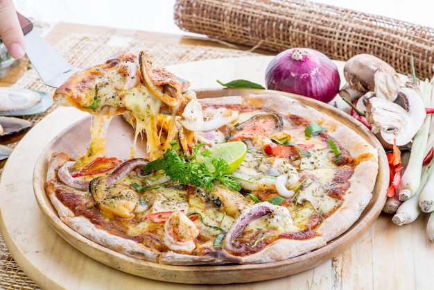 Köstliche Meeresfrüchte-Pizza auf einem Holztisch