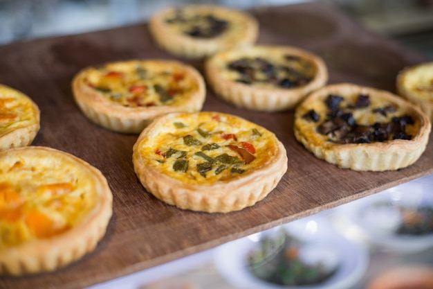 Köstliche Mini Quiches auf Tablett