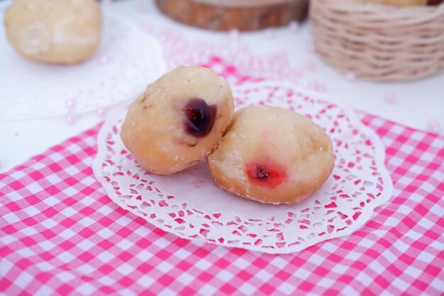 Köstliche, mit Geschmack gefüllte Donuts als Hintergrund