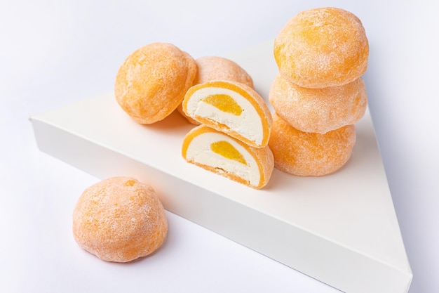 Köstliche Mochi auf weißem Hintergrund, Nahaufnahme. Traditioneller japanischer Nachtisch