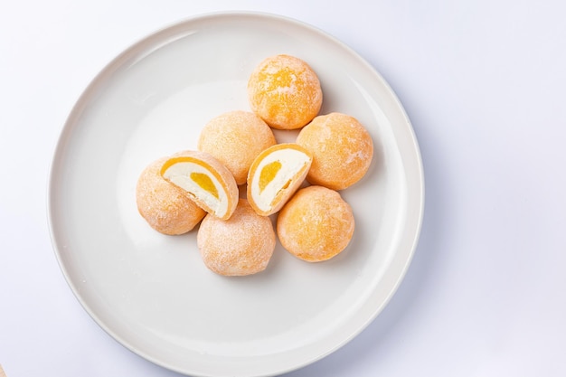 Köstliche Mochi auf weißem Hintergrund, Nahaufnahme. Traditioneller japanischer Nachtisch