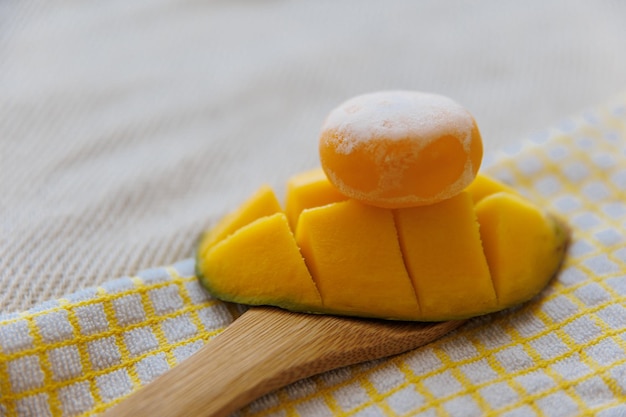 Köstliche Mochi und Mango auf weißem Hintergrund Traditioneller japanischer Nachtisch