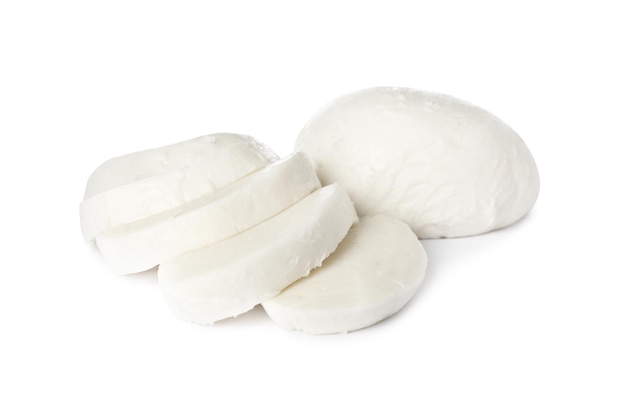 köstliche Mozzarella-Käse-Schnitte auf weißem Hintergrund