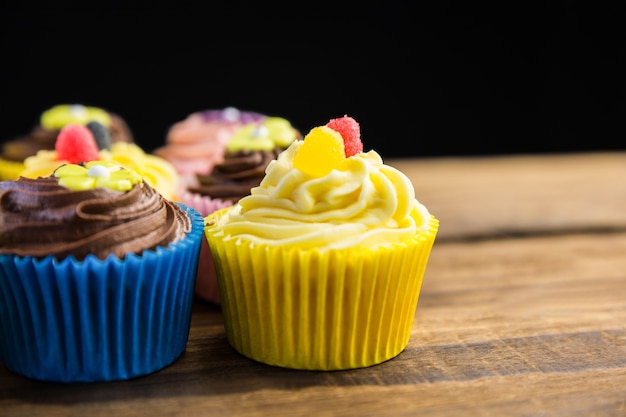 Köstliche Muffins auf einem Tisch