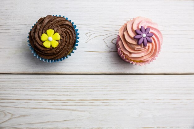 Köstliche Muffins auf einem Tisch