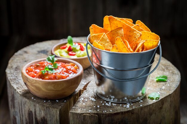 Köstliche Nachos mit Salz und würziger roter Sauce