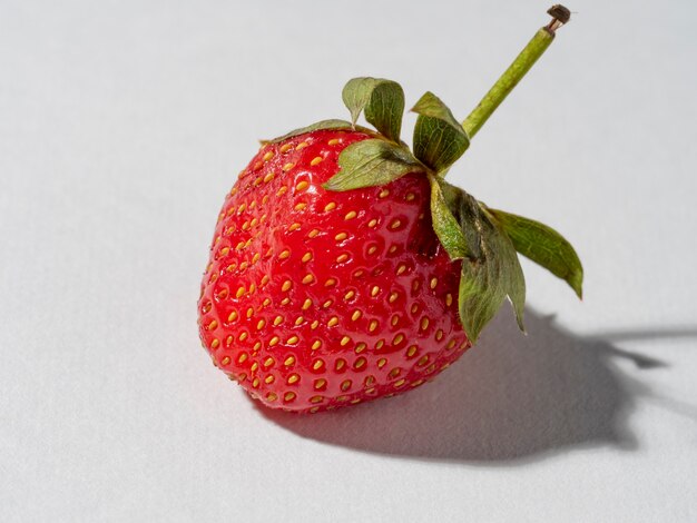 Köstliche natürliche Erdbeeren auf weißem Hintergrund. gesundes Essen