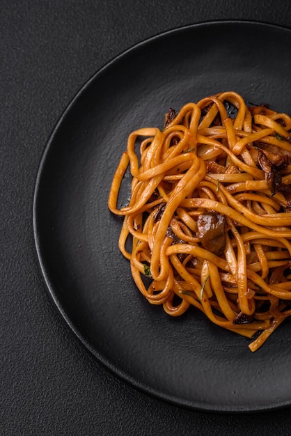 Köstliche Nudeln oder Udon mit Pilzen, Salz, Gewürzen und Kräutern