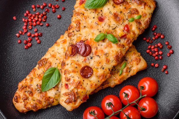 Köstliche ofenfrische Fladenbrotpizza mit Käse, Tomaten, Wurst, Salz und Gewürzen