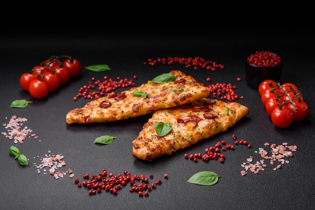 Köstliche ofenfrische Fladenbrotpizza mit Käse, Tomaten, Wurst, Salz und Gewürzen