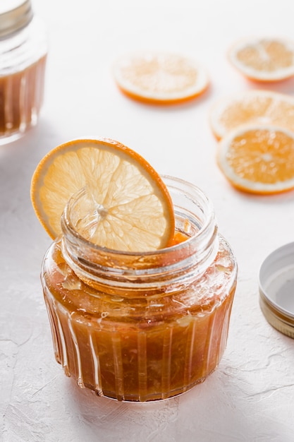 Köstliche Orangenmarmelade in einem Glas