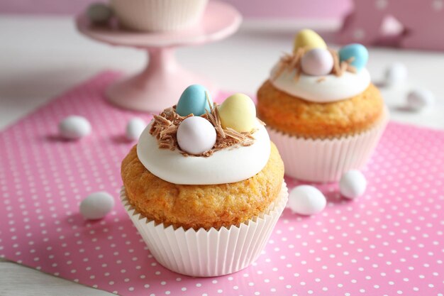 Köstliche Ostercupcakes auf weißem Tisch