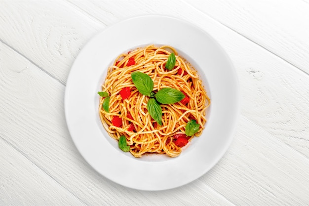 Köstliche Pasta auf weißem Teller im Hintergrund