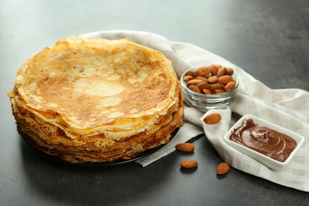 Köstliche Pfannkuchen Mandeln und Schokoladenmousse auf dem Tisch