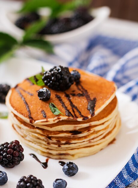 Köstliche Pfannkuchen mit Brombeeren und Schokolade.