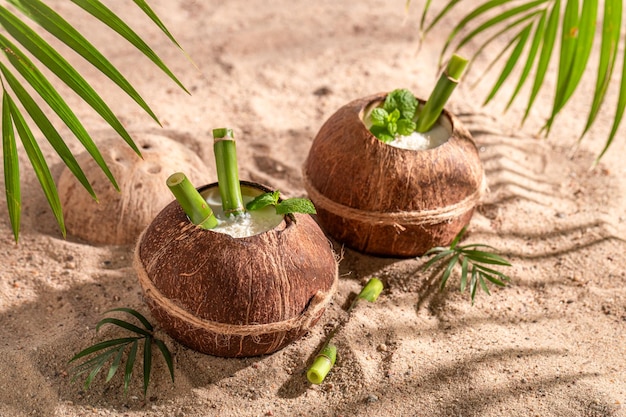 Foto köstliche pinacolada in kokosnuss, perfekt für heiße tage