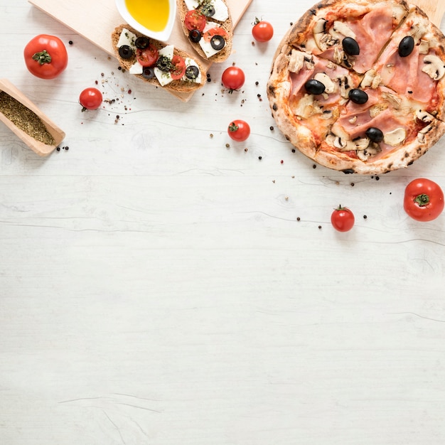 Foto köstliche pizza mit gesundem bestandteil auf weißem hölzernem hintergrund