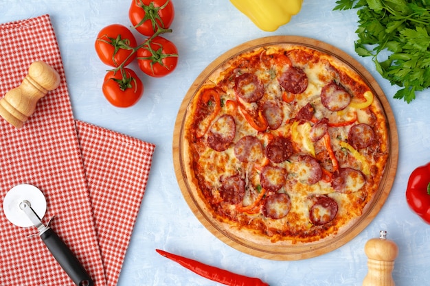 Köstliche Pizza mit Würstchen auf grauer Tischoberansicht