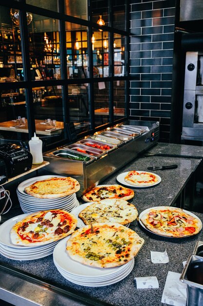 Köstliche Pizzas auf Tellern