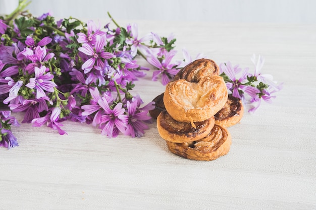 Köstliche Puffpalmen mit schönen Frühlingsblumen