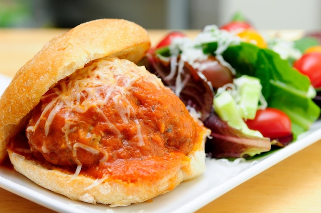 köstliche reiche Fleischkugeln auf einem Ciabatta-Brötchen und hausgemachter Tomatensauce