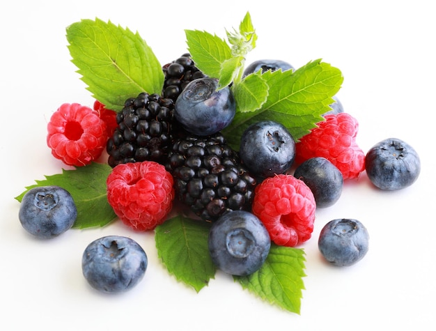 Köstliche reife Beeren auf weißem Hintergrund