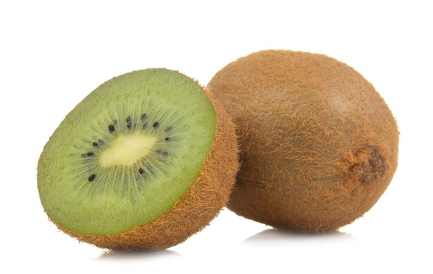 Köstliche reife Kiwis und Kiwi-Cutaway auf weißem, isoliertem Hintergrund. Nahaufnahme.