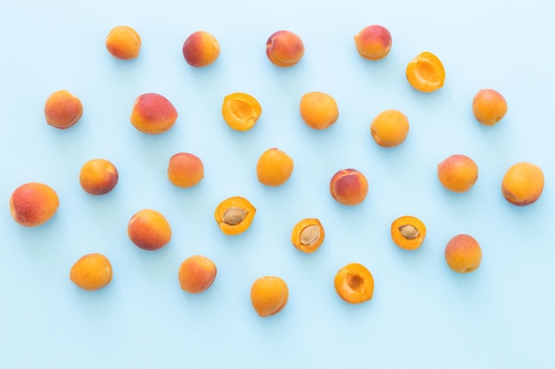 Köstliche reife süße Aprikosen auf blauem Hintergrund flach legen Platz für Text