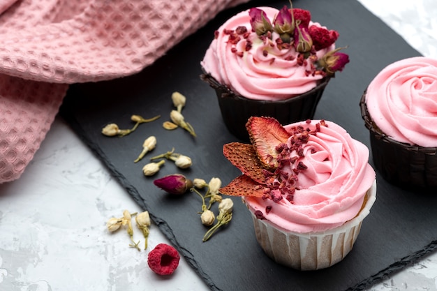 Köstliche rosa Cupcakes verziert