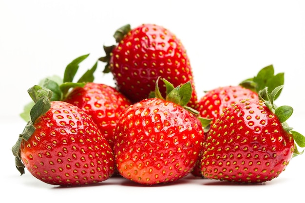 Köstliche rote Erdbeeren auf weißem Hintergrund