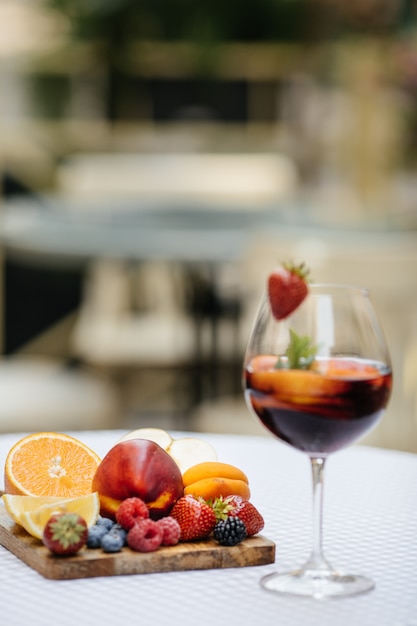 Köstliche rote Sangria mit Früchten auf dem Tisch