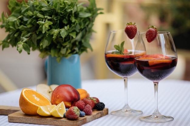 Köstliche rote Sangria mit Früchten auf dem Tisch