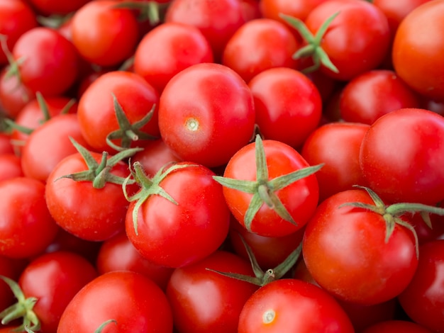 Köstliche rote Tomaten stapeln sich